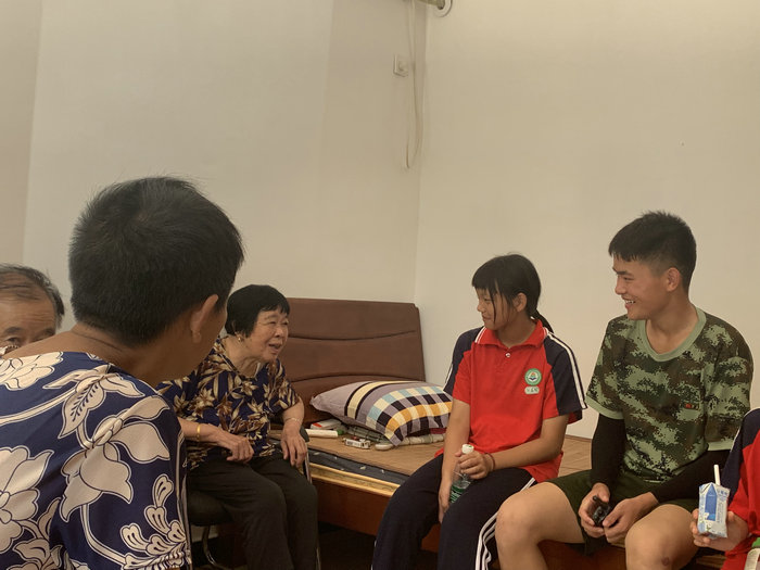 慰问孤寡老人（4）